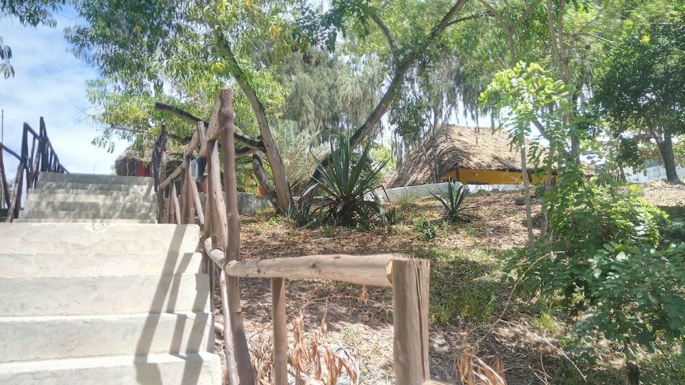 Фото Twisted Palms Lodge & Restaurant