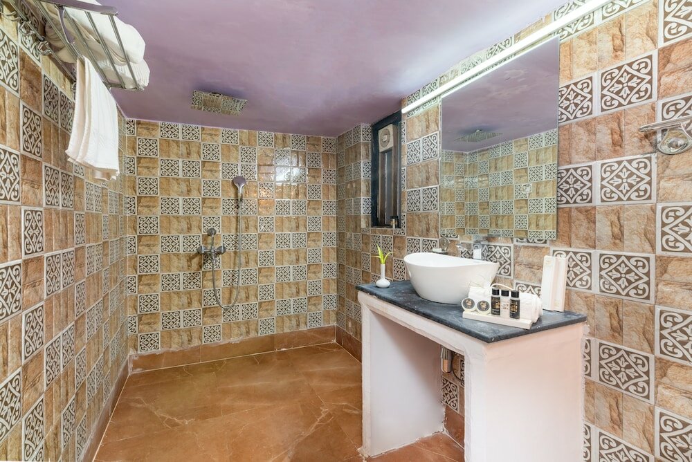 Фото Amadi Beach Front Resort