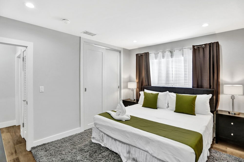 Фото Private Heated Pool 3br with Water View