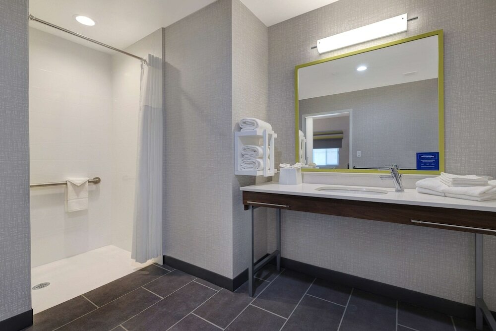 Фото Hampton Inn & Suites Marina