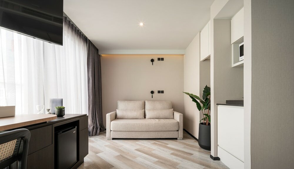 Фото Seekers Finders Rama IV Hotel, SureStay Collection by BW