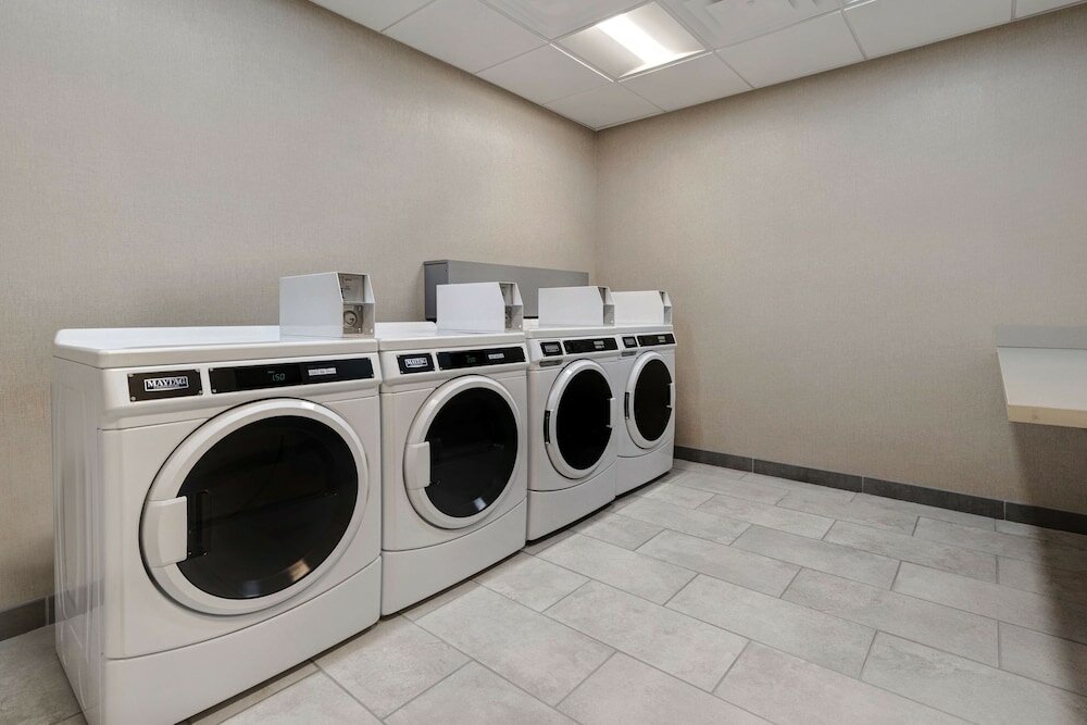 Фото Hampton Inn & Suites Marina