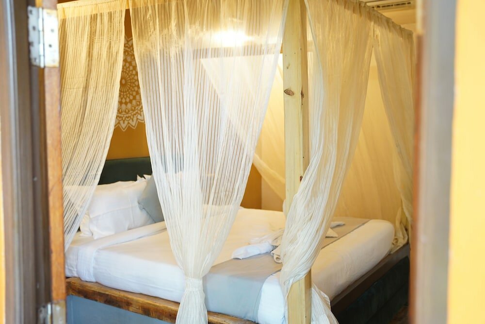 Фото Amadi Beach Front Resort