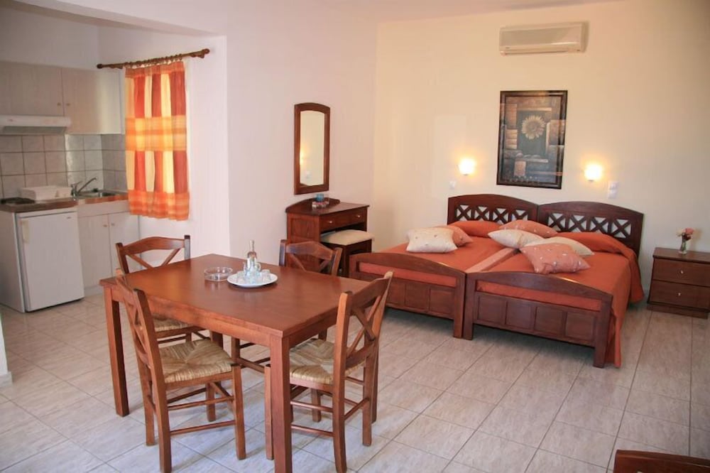 Фото Kris Apartments