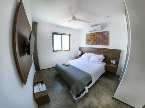 Гостиница Queen Studio Pdc Oasis Pool Rooftop Lounge Walk to 5 Avenida Best Playa Beaches в Плая-дель-Кармен