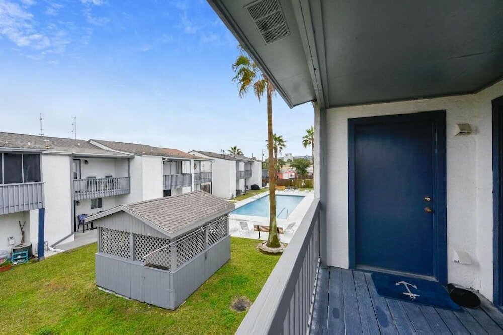 Фото Happy Herron by Book That Condo