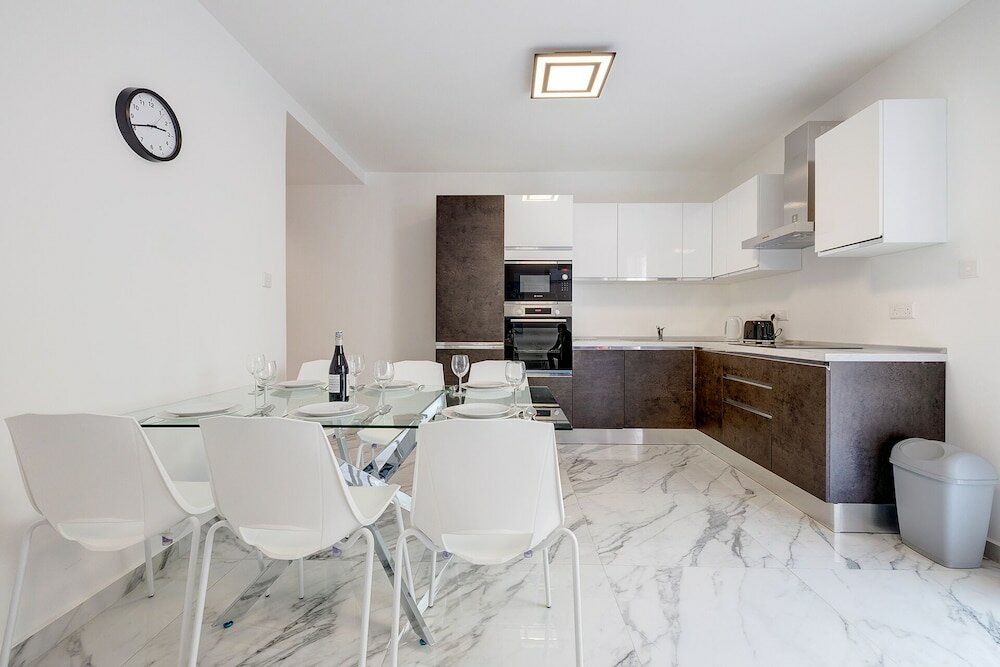 Фото Cosy Apartment Steps to St George's Bay