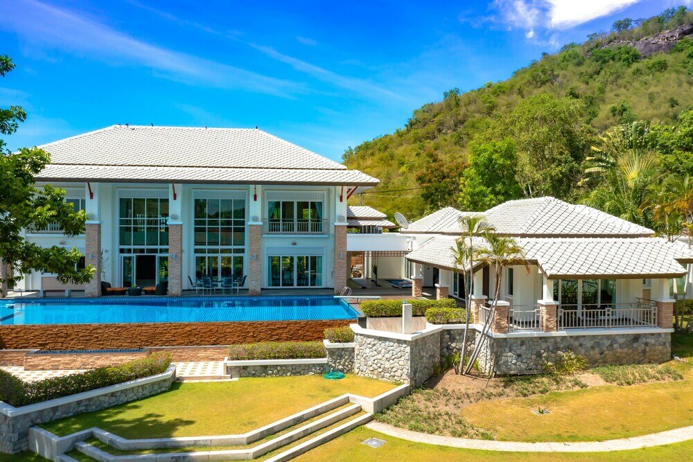 Фото Luxury Mansion 6 Br on Golf Course Jb