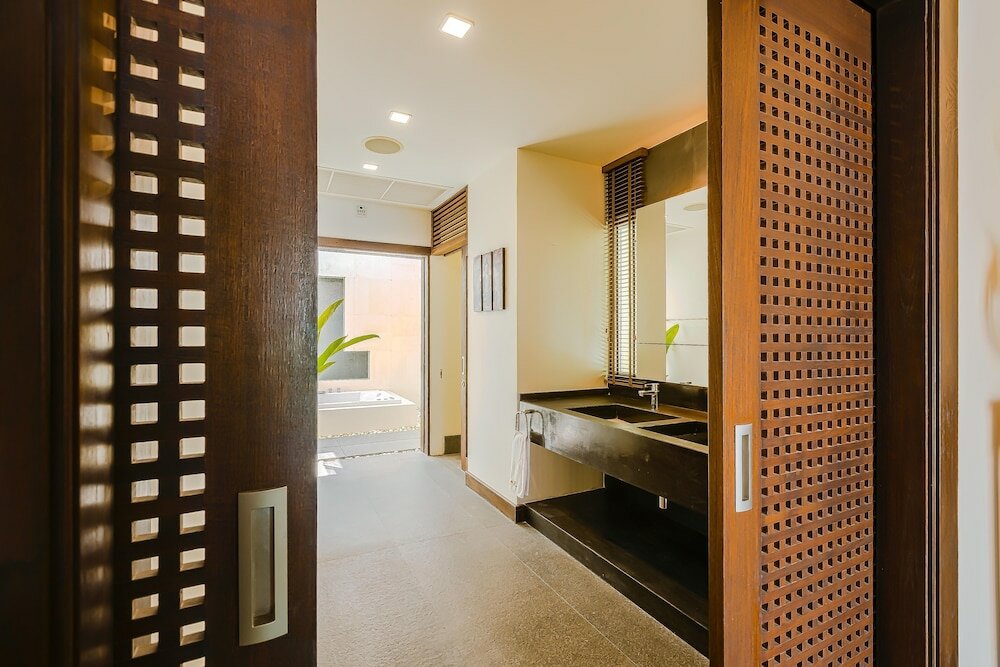 Фото Luxury Mansion 6 Br on Golf Course Jb