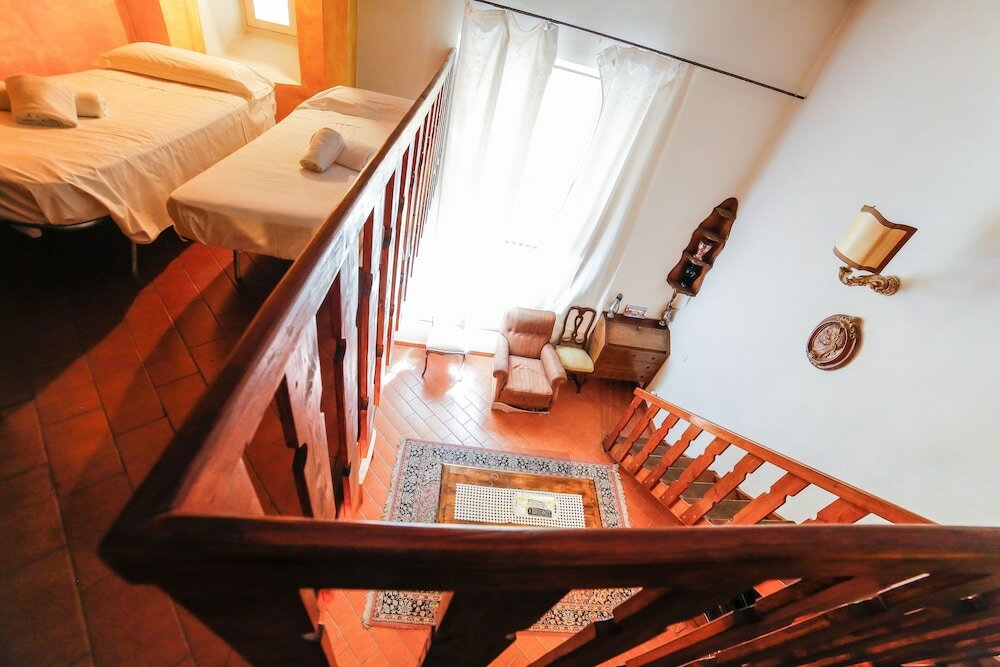 Фото Traditional apt Close to The Duomo - private yard!