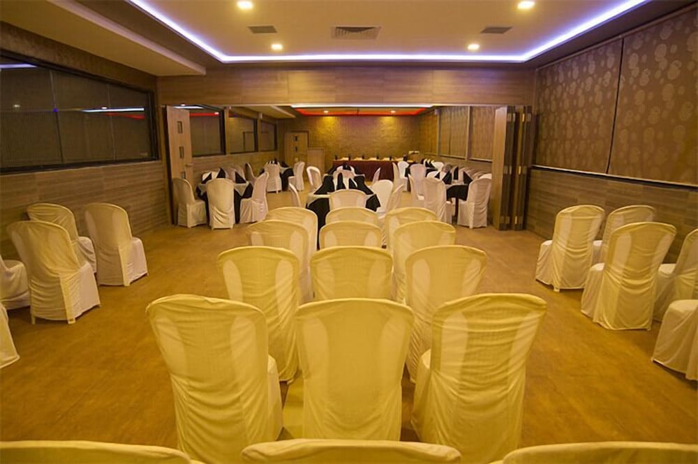 Фото Pride Biznotel - The Maison Anand