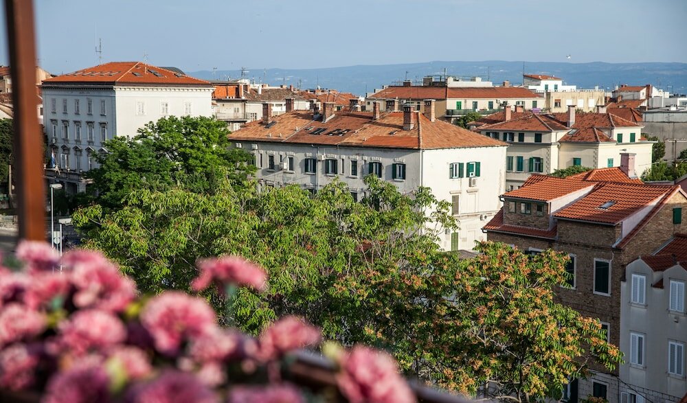 Фото Royal View Apartment