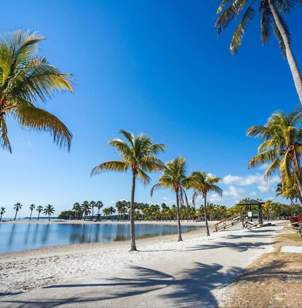 Фото Luxurious & Spacious Townhouse 6 Miles From Beach