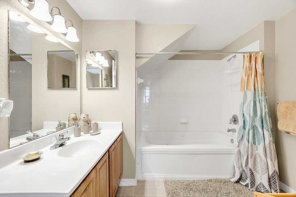 Фото Modern & Comfy 20min to Disney Queenbeds