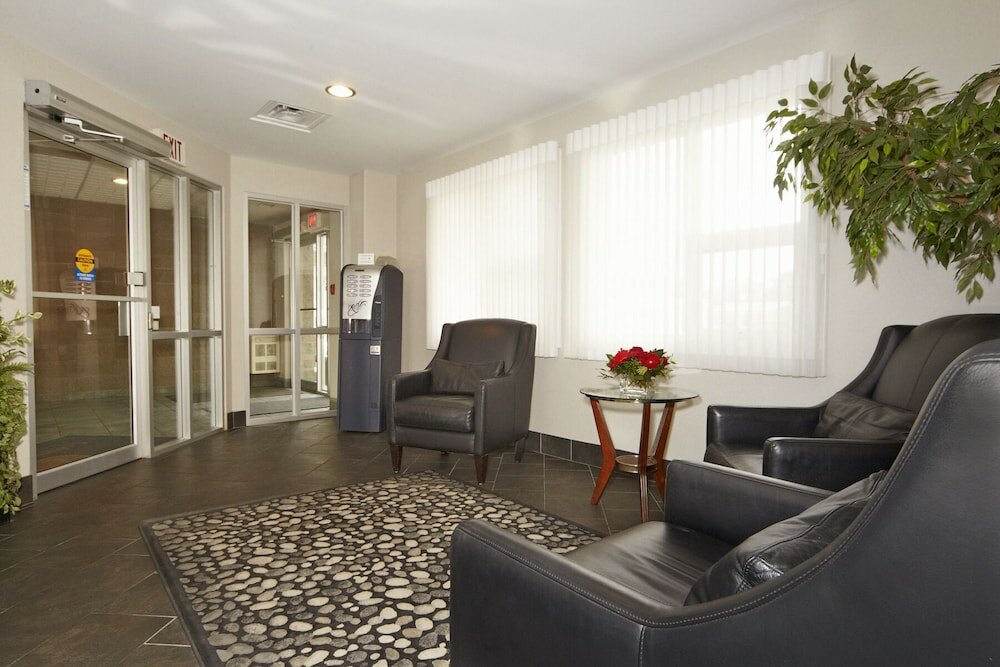 Фото Colonial Square Inn & Suites