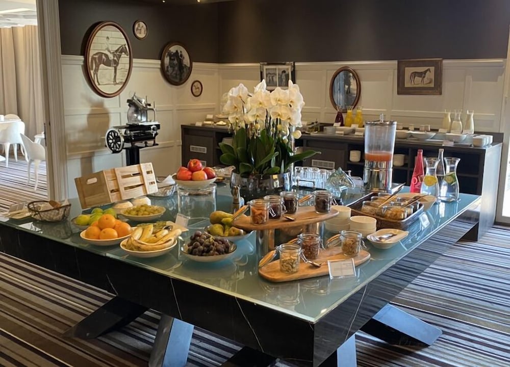 Фото Renaissance Paris Hippodrome De St. Cloud Hotel