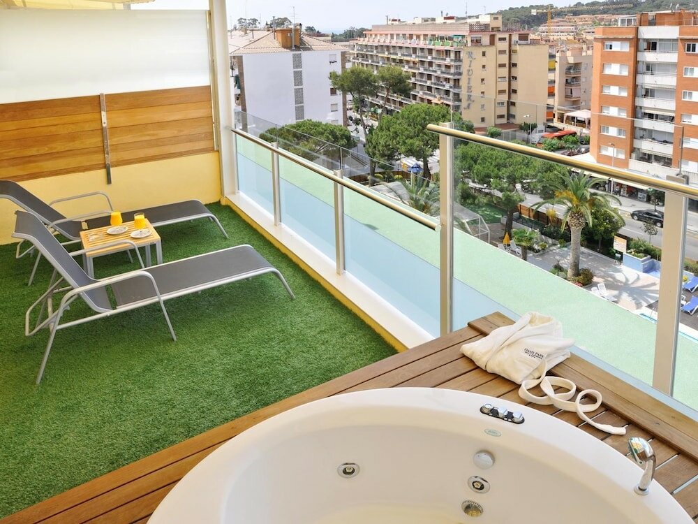 Фото Oasis Park Junior Suites