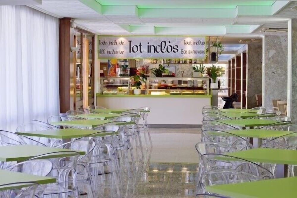 Фото Oasis Park Junior Suites