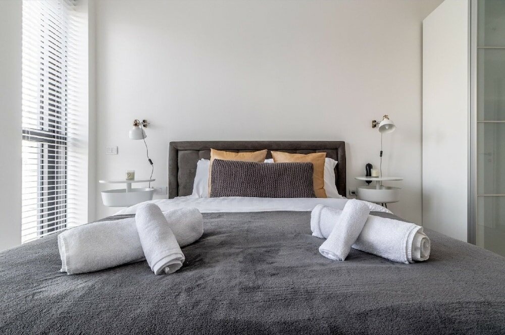 Фото J-Tower Apartments