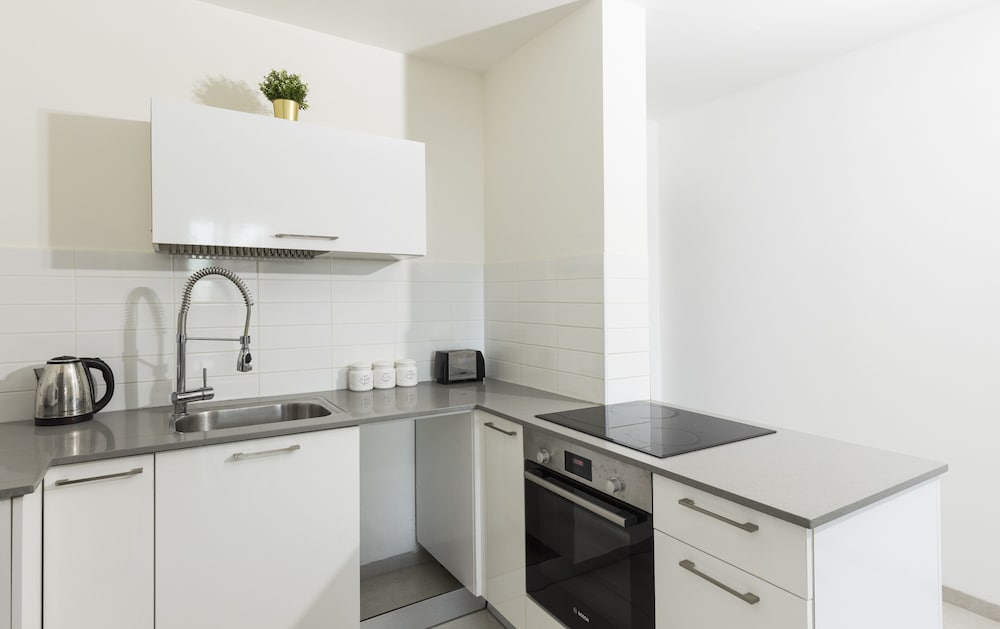 Фото J-Tower Apartments