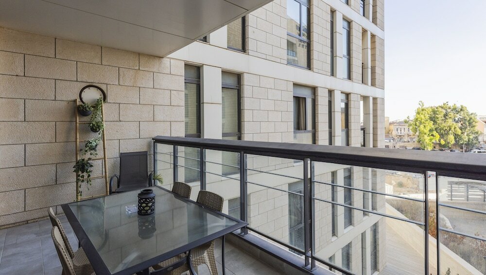 Фото J-Tower Apartments