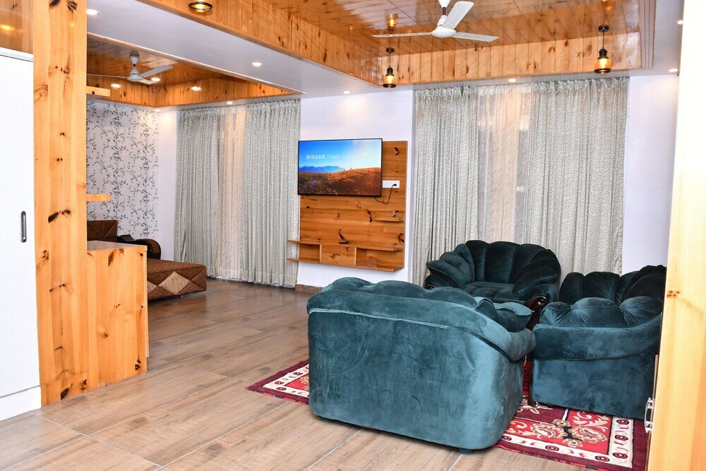 Фото Hotel The Crown