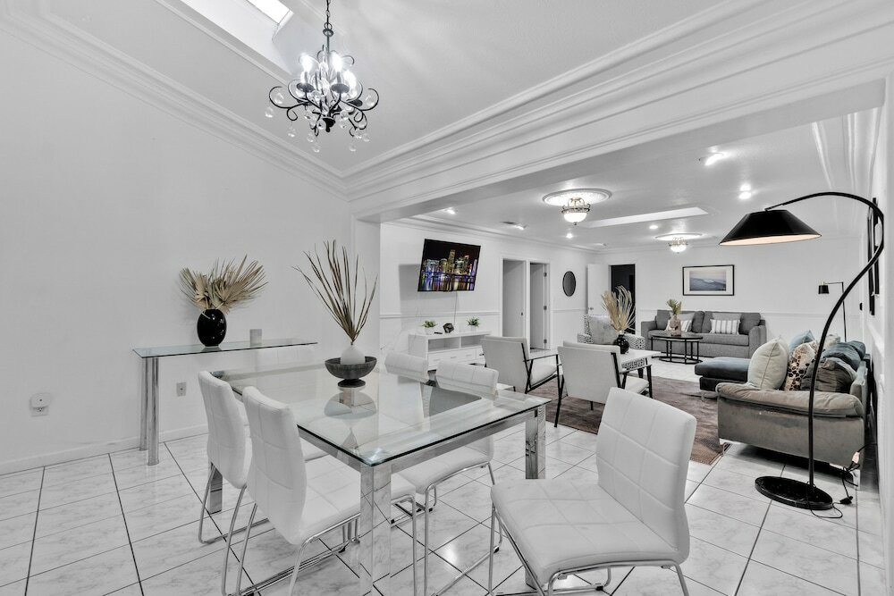 Фото Chateau Michael Luxury Brickell Villa with Pool