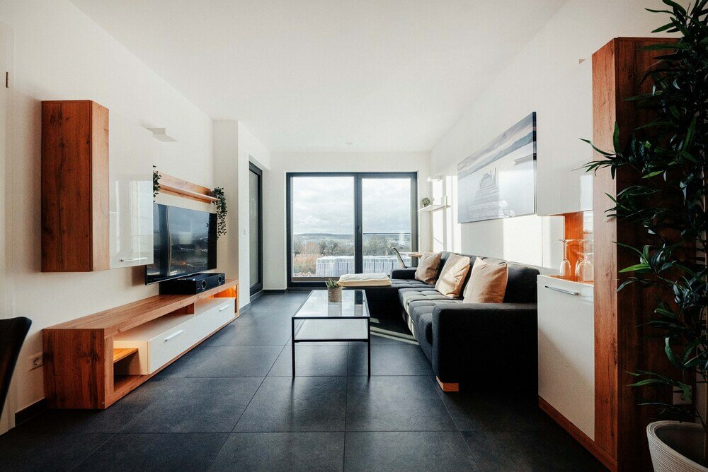 Фото Bright Chic 1br Apt w Balc & Prkg