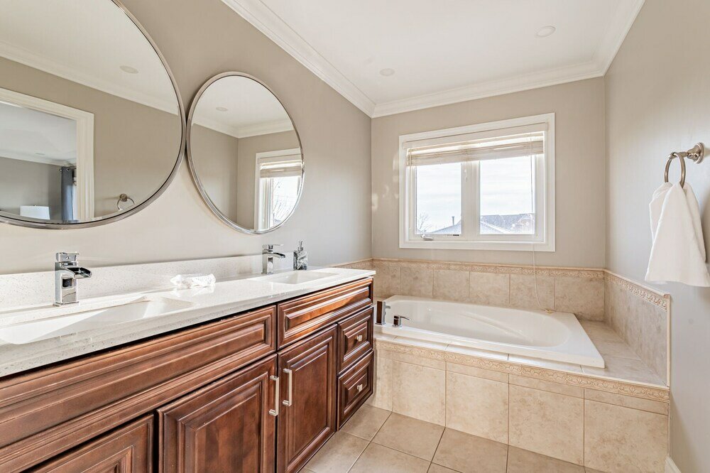 Фото Luxury Villa - Mississauga Square One