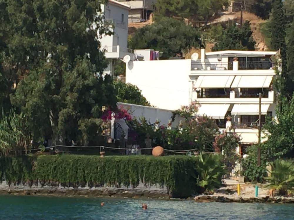 Фото Roditses Beach sea front Apartments