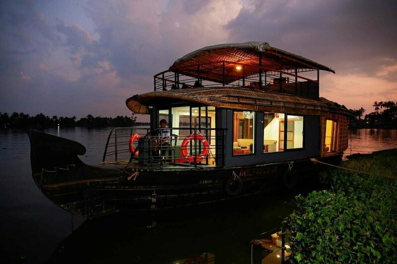 Гостиница Honeymoon Houseboat