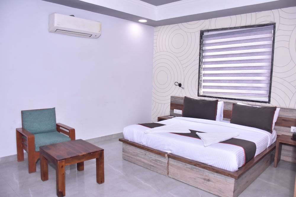 Фото Chhavi Hotels