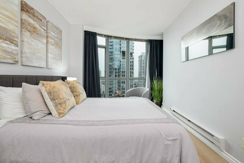 Гостиница 1 Bdrm With View of Ocean Very Centrally Located в Ванкувере