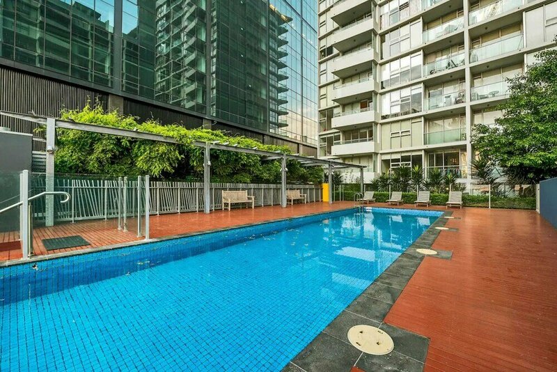 Гостиница Convenient 2-bedroom Apt in Docklands With Pool в Мельбурне