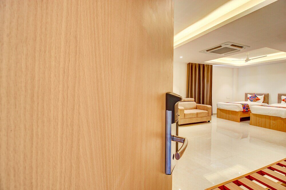 Фото Fabhotel Western Suites