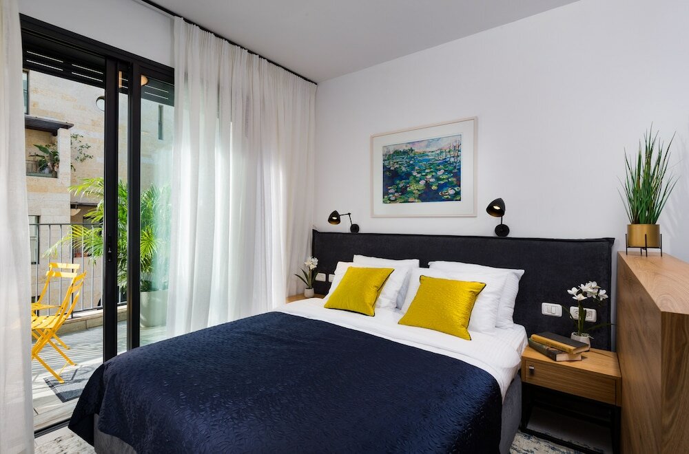 Фото Contemporary & Texture-Rich Hideaway