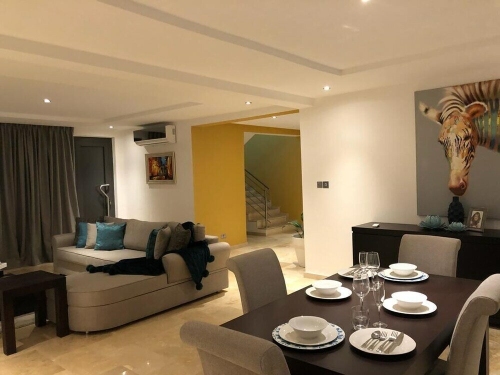 Фото Euneva Court Townhouses - Bentley Place