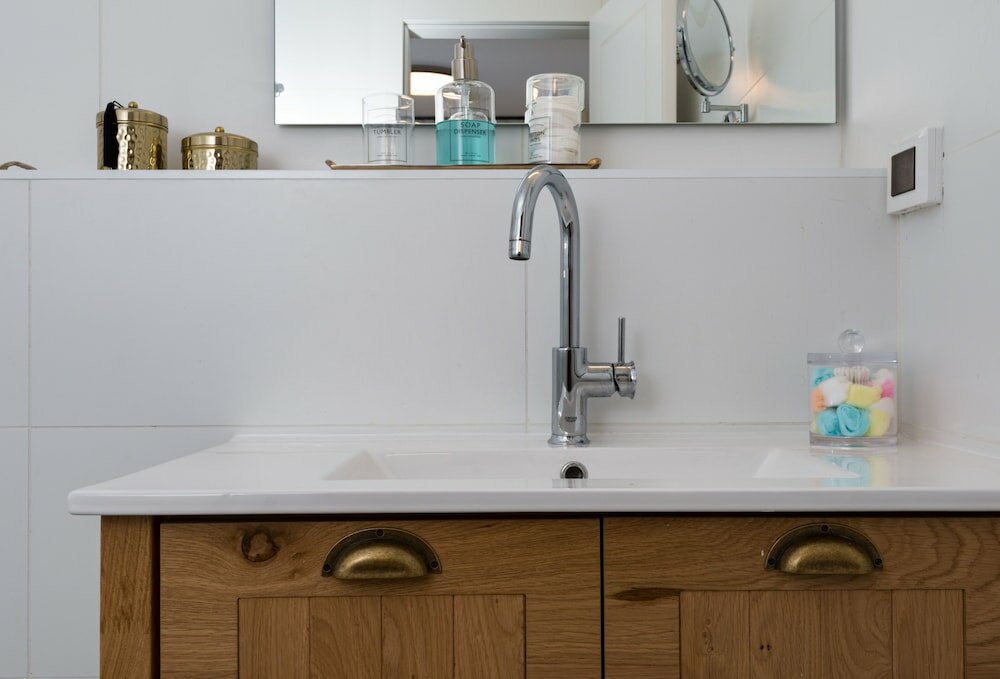 Фото Contemporary & Texture-Rich Hideaway