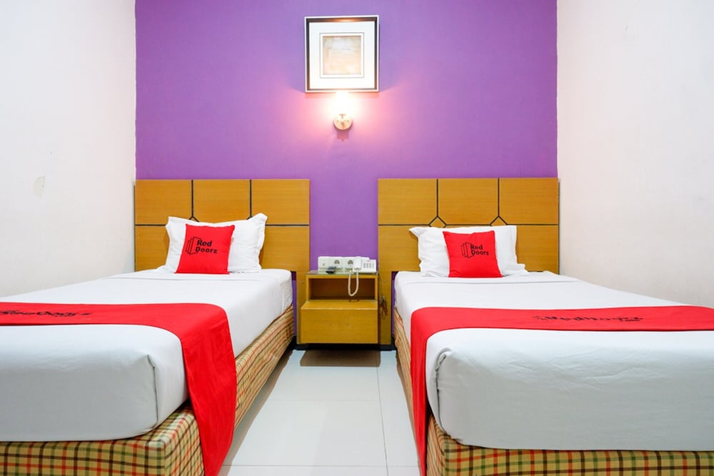 Фото RedDoorz near Monumen Habibi Ainun