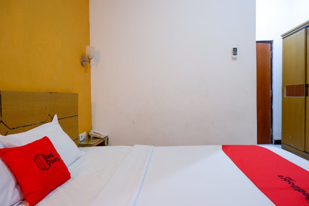 Фото RedDoorz near Monumen Habibi Ainun