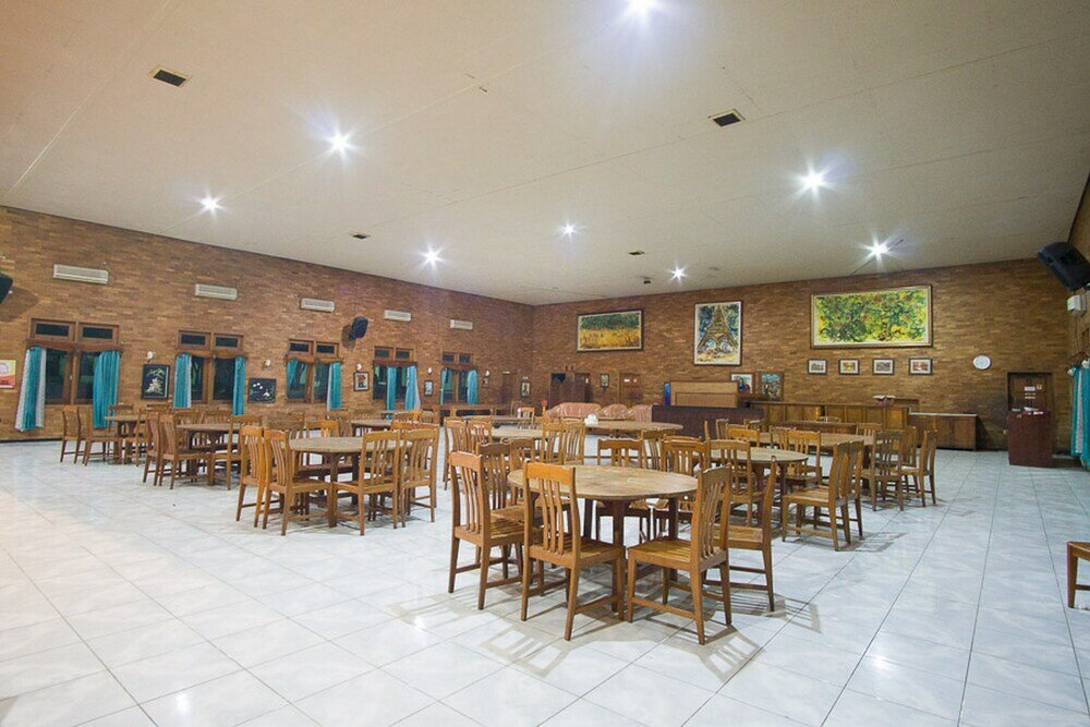 Фото RedDoorz Plus @ Jalan Raya Pasir Putih