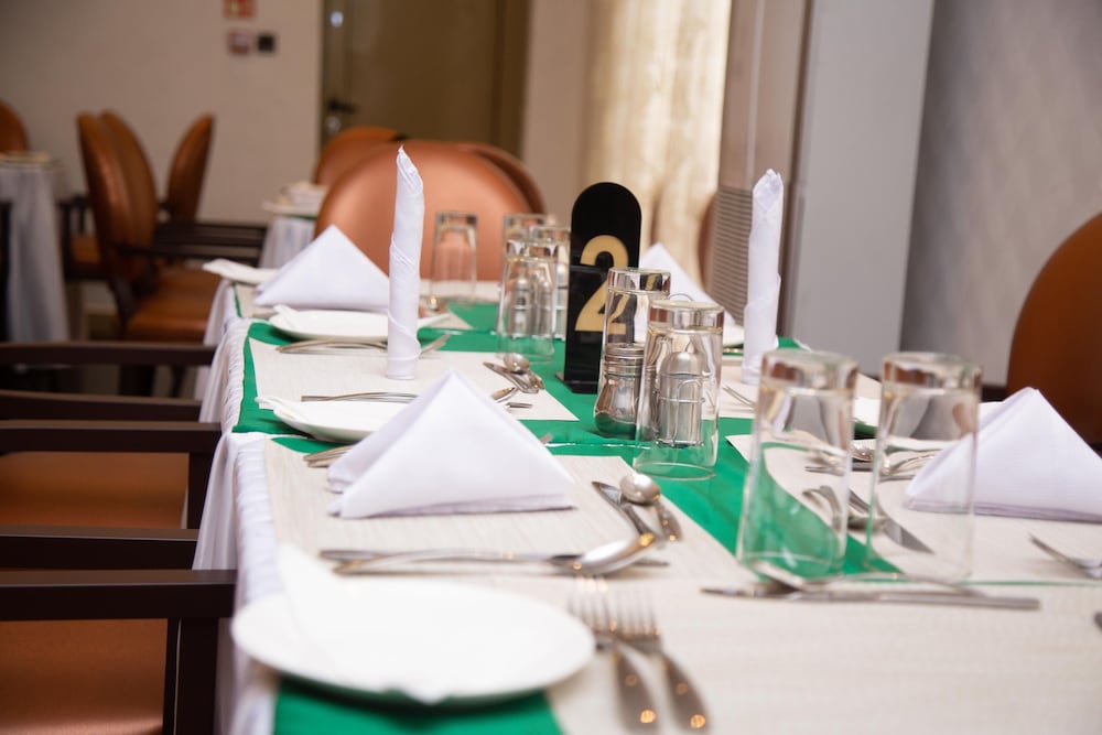 Фото Oak Haven Hotel and Suites