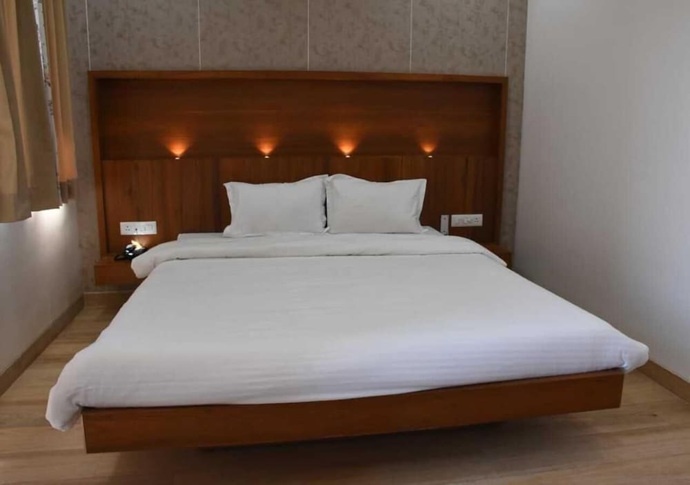 Фото Hotel President Banquet & Lawns