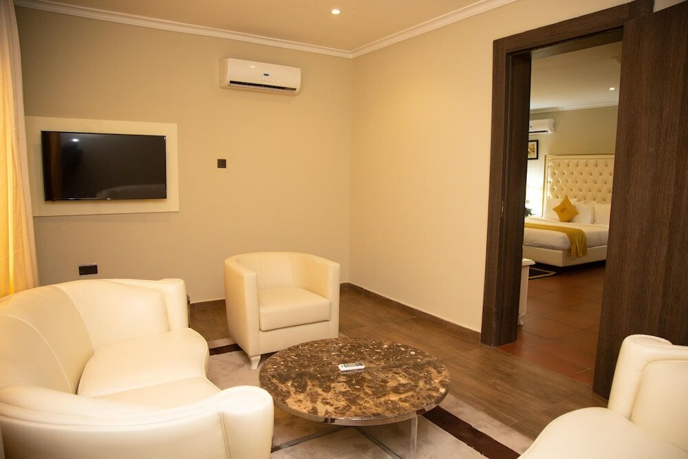 Фото Oak Haven Hotel and Suites