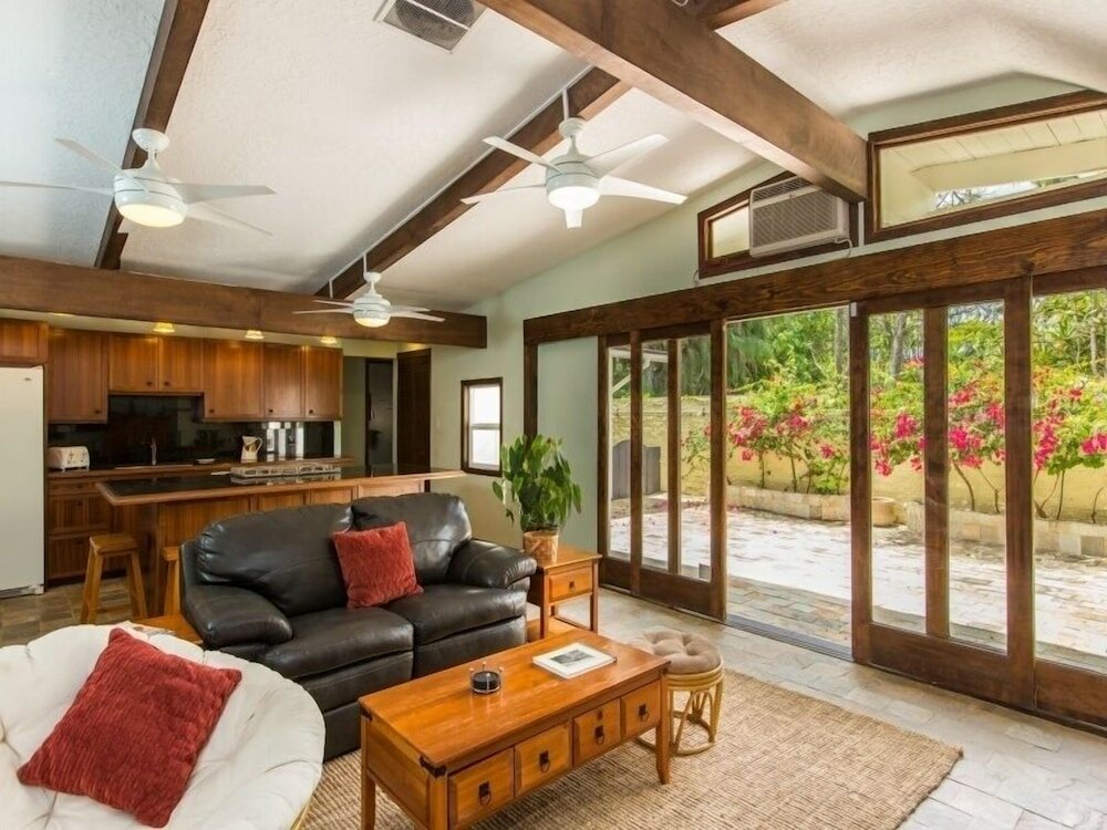 Фото Helen's Beach House 6 Bedroom Home by Redawning