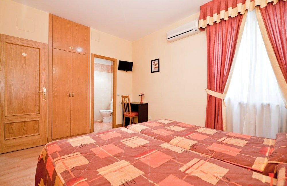 Фото Hostal Las Cortes