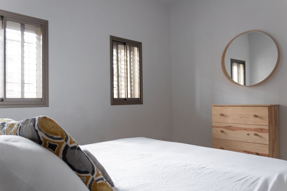 Фото Modern Downtown 3br by Ahlan Hospitality