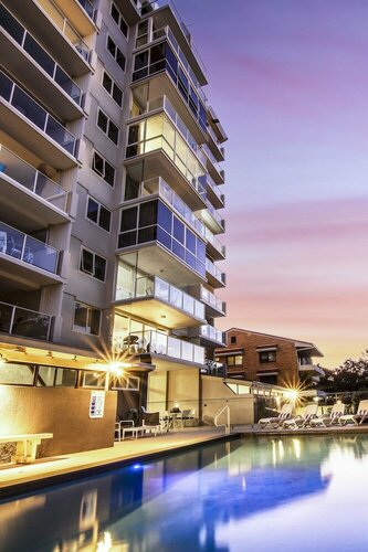 Внешний вид отеля 84 The Spit Holiday Apartments в солнечном побережье, фото 1