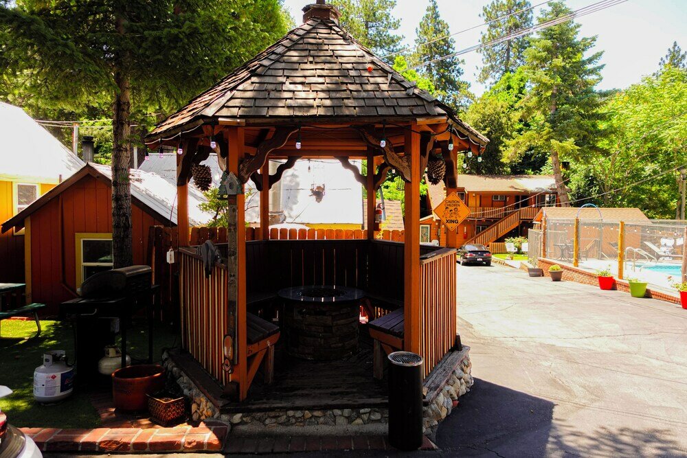 Фото Sleepy Hollow Cabins and Hotel