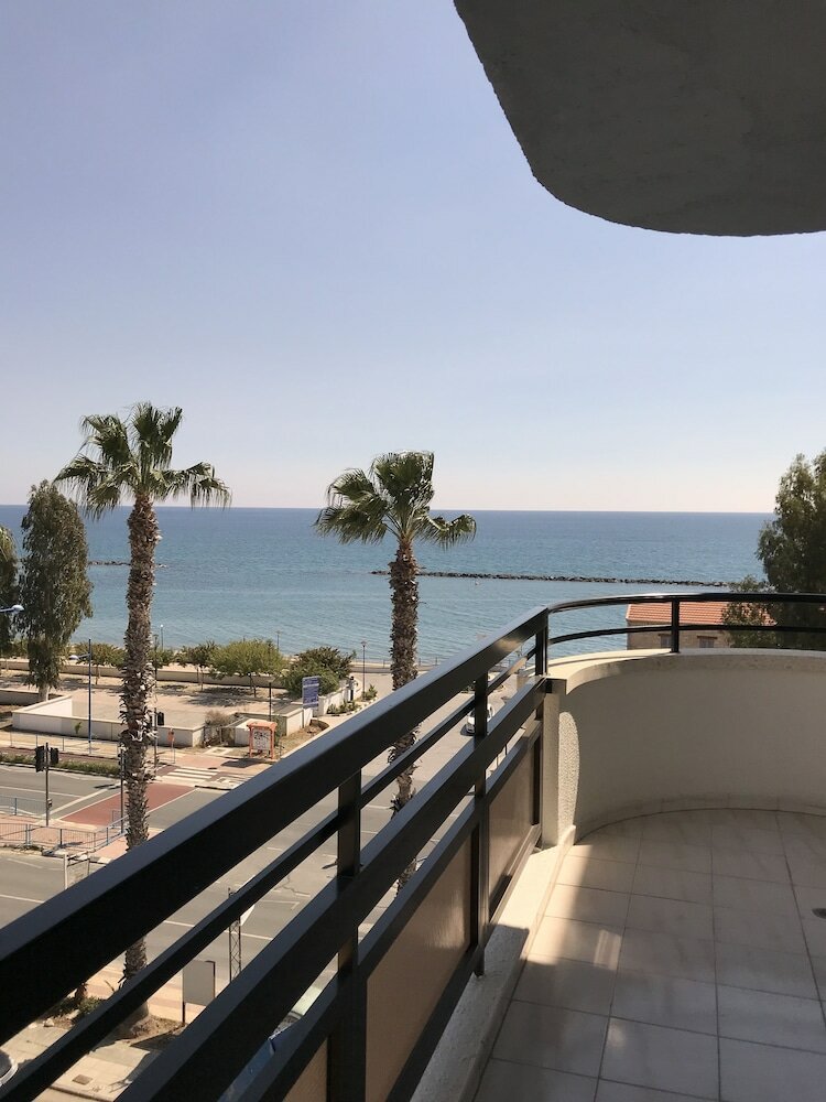 Фото Pigeon Beach Hotel Apartments